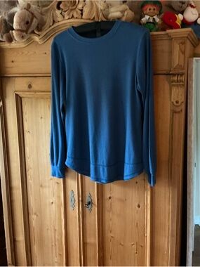 Blue Long-Sleeve Women's Crewneck Top
